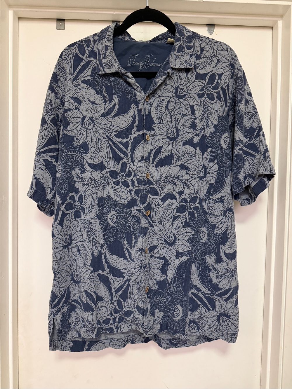Tommy Bahama 100% silk aloha Hawaiian floral shirt - size L - blue/white